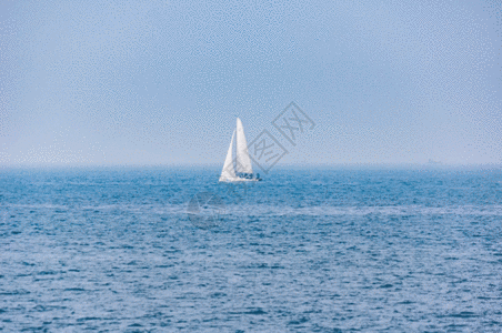 海水背景大海上白色帆船gif高清图片