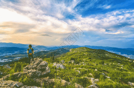 顶峰远行登山gif高清图片