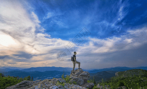 蓝天山峰翻越山峰gif高清图片