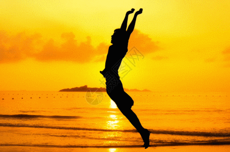 沙滩日出海滩跳跃的人gif高清图片