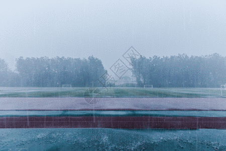 校园操场暴雨天气gif动图高清图片