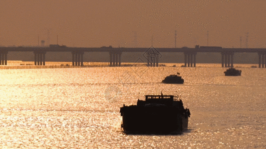 实拍夕阳下的货船GIF图片