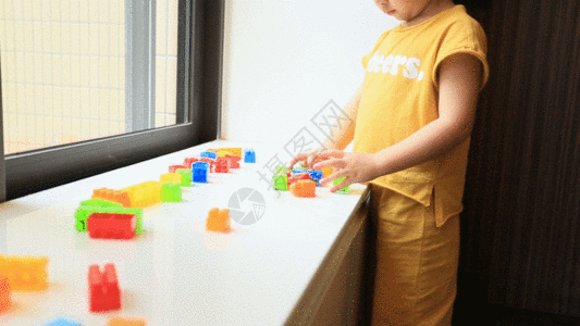 儿童积木小女孩在玩积木益智游戏GIF高清图片