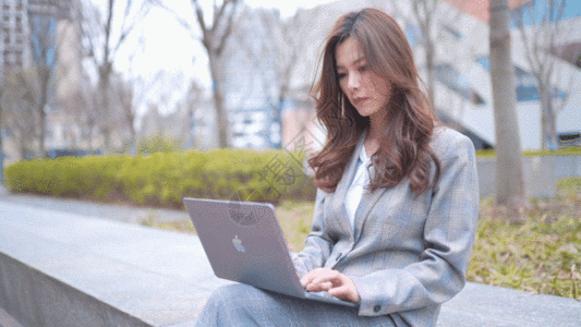 苹果笔记本职场女性坐在台阶上办公GIF高清图片