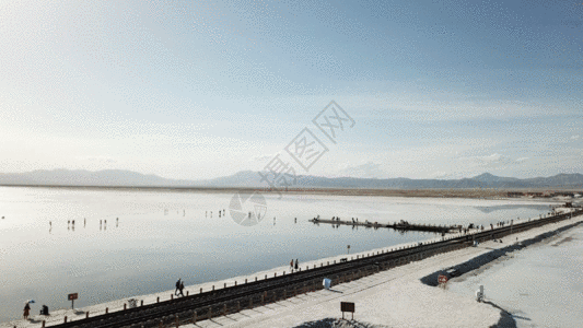 茶卡盐湖小火车GIF图片