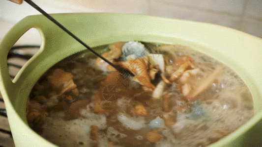 板栗鸡汤做好的美食鸡肉GIF高清图片
