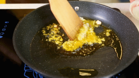厨房锅具食材在油中GIF高清图片