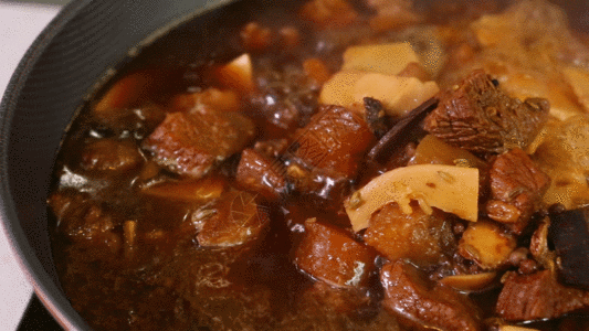 餐桌上的美食沸腾的红烧牛肉GIF高清图片