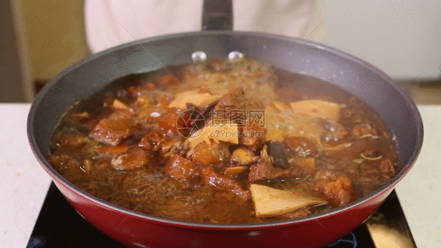 锅中沸腾红烧牛肉GIF图片