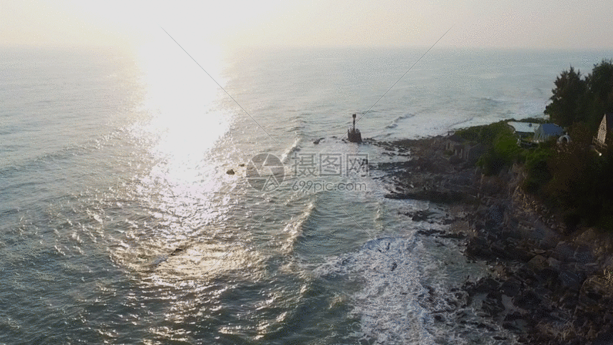 gif动图 实景动图  海岸线灯塔航拍gif.gif