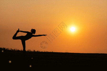 健身户外瑜伽女性夕阳剪影gif动图高清图片