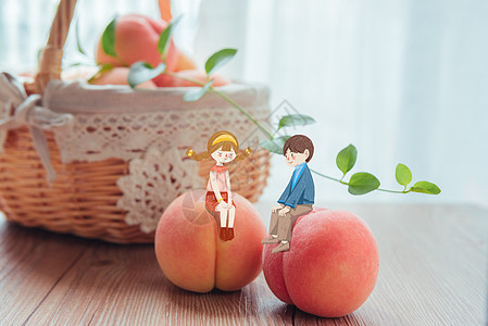 桃子上的小情侣图片
