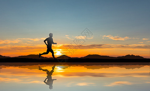 夕阳下奔跑背景图片