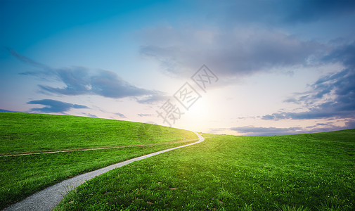 草地天空背景图片