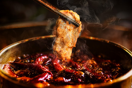 餐桌上的肉涮火锅设计图片