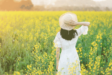 女士服装油菜花花海中的少女gif动图高清图片