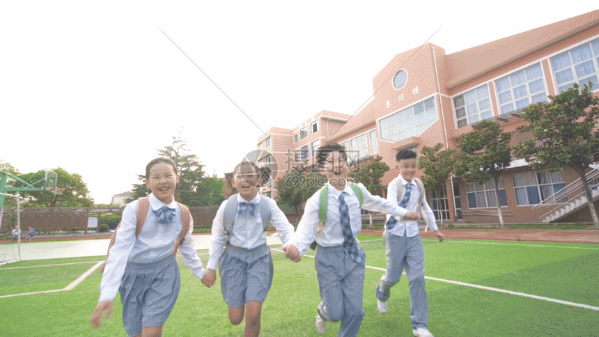 开学季学生们开心的牵手跑向学校GIF图片