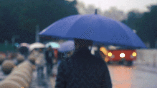 雨行人雨天街道上的行人GIF高清图片