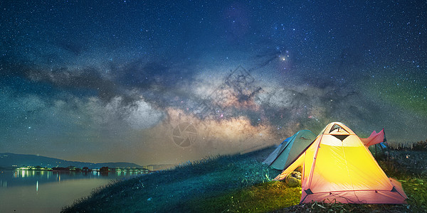 湖边露营夜空下露营设计图片