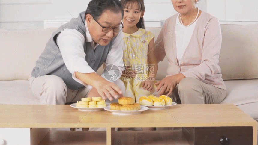中秋节爷爷奶奶和孙女在家吃月饼GIF图片