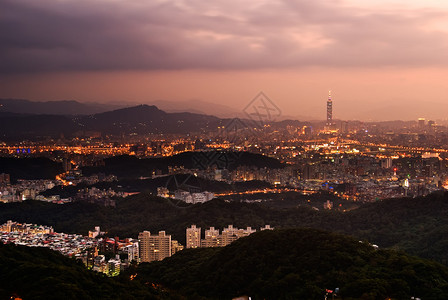 台北市夜景与照明的建筑物和著名的摩天大楼在天空中戏剧图片