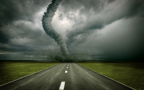 公路对面的大龙卷风图片