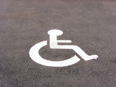 停车位上的残疾人标志图片