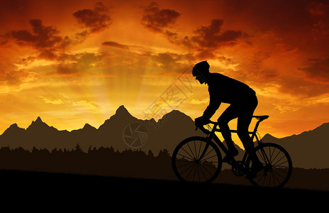 骑自行车的人在日落时骑公路图片