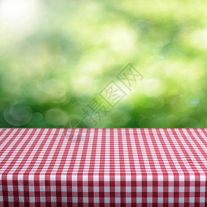 空桌和无焦点的叶子绿背景产品显图片