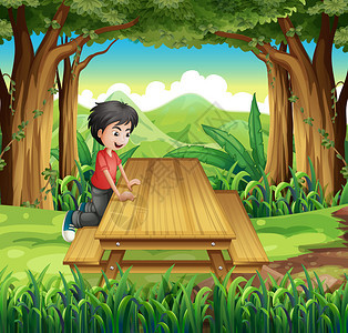 森林中一名男孩用木制桌椅和板凳在图片