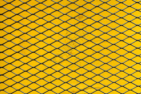 黄墙上的铁网背景图片