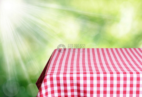 空桌子和散焦的新鲜绿色背景图片
