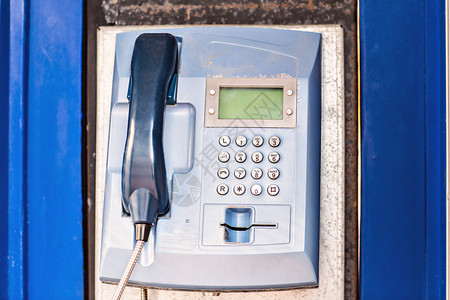 公共付费电话在电话亭图片