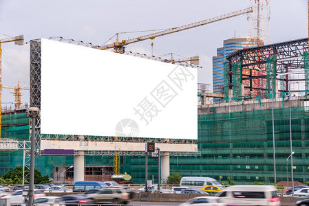 与建筑工地一起在公路上发布新广告的空布告背景图片