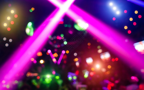 现代迪斯科派对夜总会激光表演散焦景的抽象背景音乐和娱乐的夜生活概念带有动力彩色光环和生动明图片