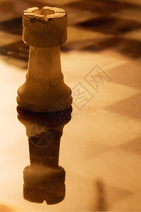 棋盘上的抽象金塔图片