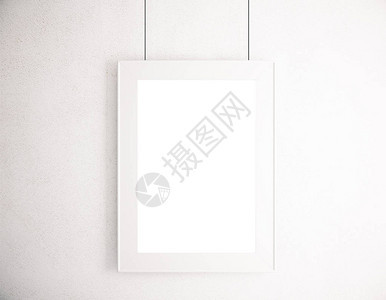 白色墙上挂着空白的光板框Mockup图片