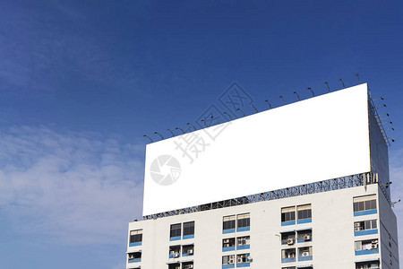 白色背景帐单建筑在与天空相伴图片