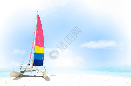 Catamaran在白沙滩上背景图片
