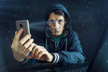 黑客正试图使用根据多边形网格进行人脸识别的个人身份识别方法侵入手机现图片