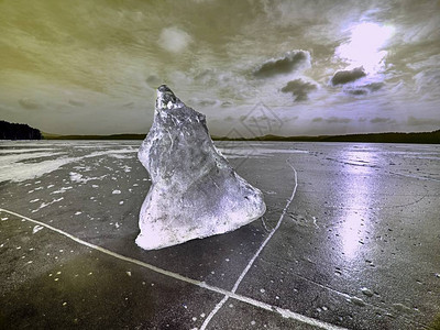 闪耀的碎冰浮冰抽象静物画冰壳中的风温差霜冻和阳光导致裂缝和冰丘形图片