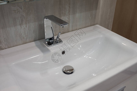 现代浴室白色内置陶瓷洗浴盆图片