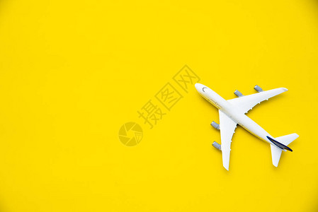 黄色背景的飞机模型图片