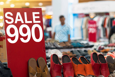 销售990模型广告展示架设置在购物百货商店的男鞋货架上图片