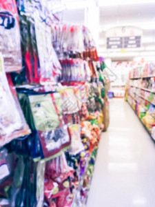 美国德克萨斯州加兰的亚洲杂货店模糊的抽象糖果饼干牛肉干小吃时间百货公司超市展示带有价格标签的图片