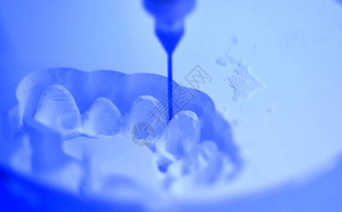牙科铣床雕刻出人类牙齿特写的形状现代医疗技术40工图片