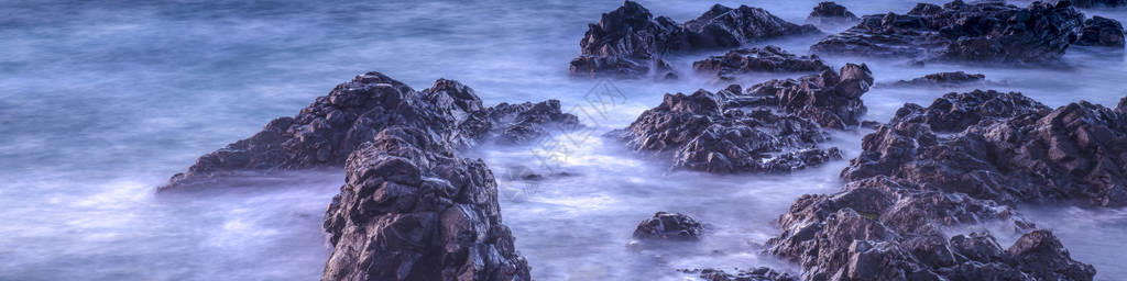 具有岩石天然水的长雾效应的水照片Panorama或横幅抽象图片