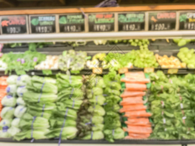 在杂货店的凉爽展示上模糊抽象的广泛选择的新鲜蔬菜超市货架上散焦的背景图片