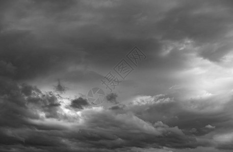 模糊的抽象自然背景与黑白色调的云用于背景的图片