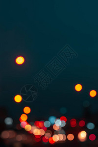 城市深夜时抽象的光线模糊背景图片